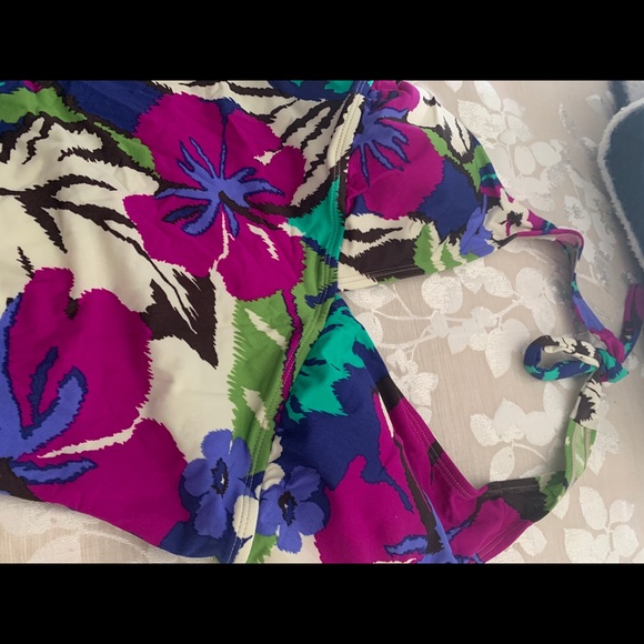 Bathing suit gently worn - Picture 2 of 4